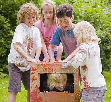 一群孩子,遮盖,水彩,涂绘,玩,花园,一个,纸箱