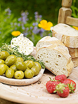 切片,米兰,法棍面包,橄榄,草莓,蒜,木板,花园
