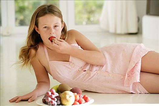 女人,姿势,躺着,室内,吃,草莓,盘子,水果,正面,粉色,吊带衫,服装