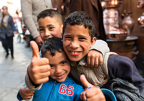 三个,笑,孩子,高兴,看镜头,展示,竖大拇指,麦地那,摩洛哥,非洲