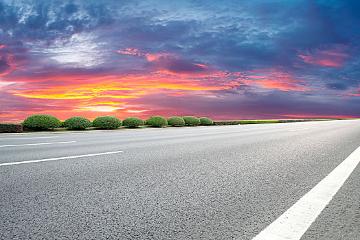 彩云和日出日落和沥青高速公路