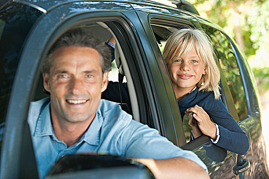 男孩,骑,汽车,父亲,探出,窗户,看镜头,微笑