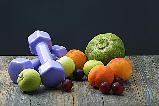 健康生活方式运动哑铃和水果