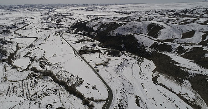 新疆哈密,塞外春雪,天山美景