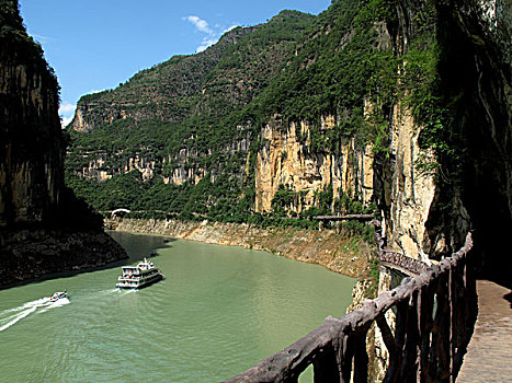 行驶在重庆巫山大宁河小三峡滴翠峡的旅游船