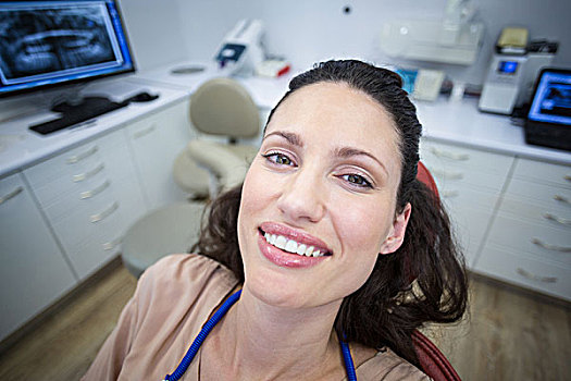 微笑,女病人,坐,牙科椅,头像,牙科诊所