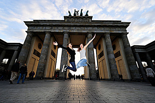 雀跃,两个女孩,跳跃,空中,正面,勃兰登堡门,柏林,德国,欧洲
