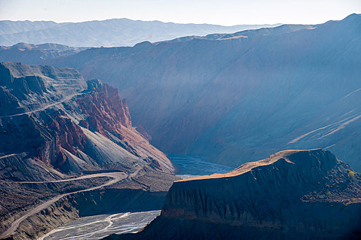 新疆安集海大峡谷谷壁冲刷成的沟壑褶皱