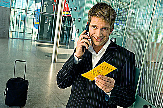 商务人士,拿着,机票,交谈,手机,机场