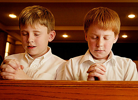 两个男孩,祈祷