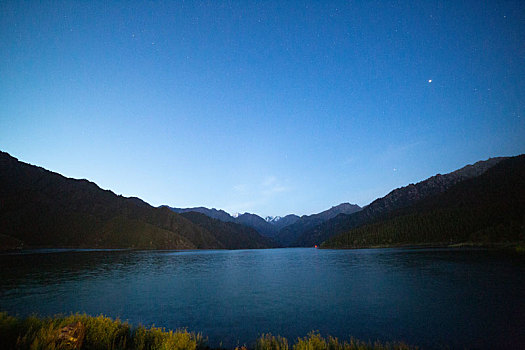 新疆天池夜景湖面美景
