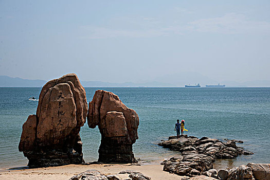 广东省深圳市大梅沙海滨公园黄金海岸线,天长地久,礁石