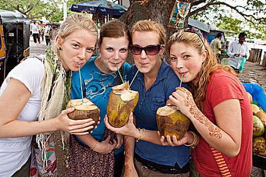 四个,女孩,喝,室外,椰树,吸管,迈索尔,印度