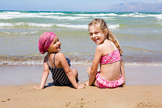 两个女孩,坐,海滩,后视,头像,西西里,意大利
