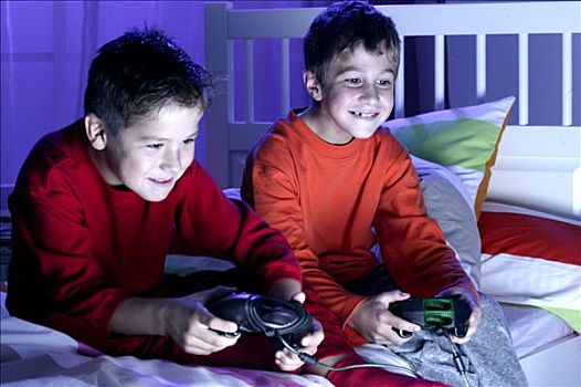小男孩,玩,电子游戏,坐,床