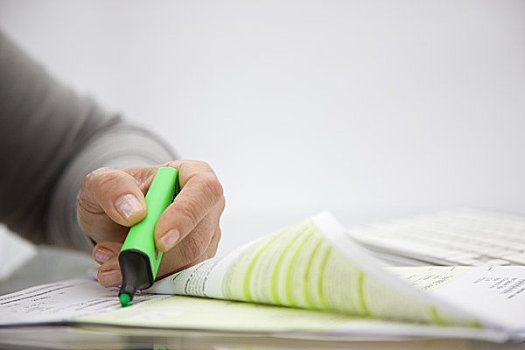 特写,女人,握着,绿色,记号笔,上方,纸,文件