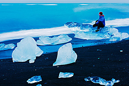 冰岛,杰古沙龙湖,冰山,泻湖,男人,海滩