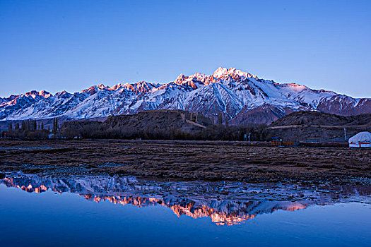 新疆,雪山,湖泊,倒影