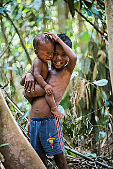 男孩,土著,拿着,哭,婴儿,兄弟,手臂,本土文化,热带雨林,马来西亚,亚洲