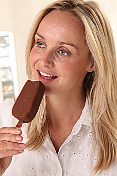 女人,吃,巧克力冰淇淋,柱状物