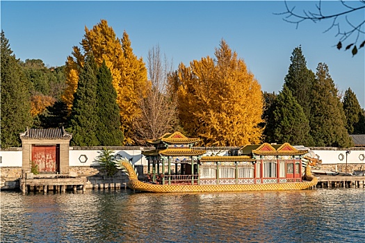 颐和园昆明湖的游船