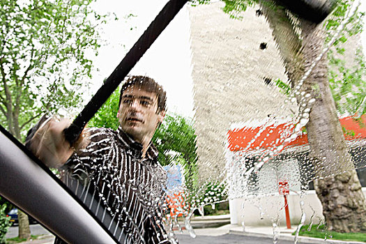 男人,洗,汽车,挡风玻璃,橡皮刷