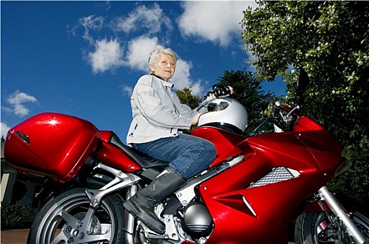 老年,女人,坐,红色,摩托车,私家车道,拿着,安全帽,侧面视角,头像,仰视