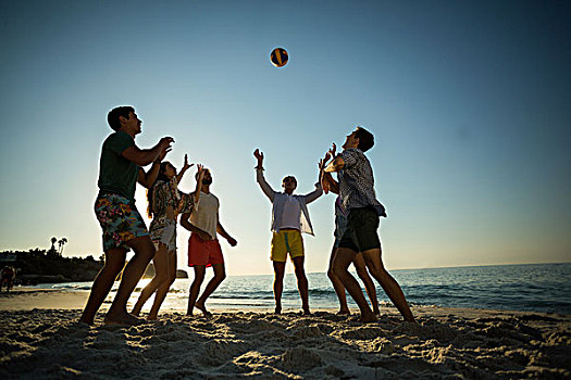 朋友,玩,排球,岸边,海滩,全身