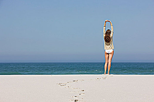 后视图,女人,站立,海滩,抬臂