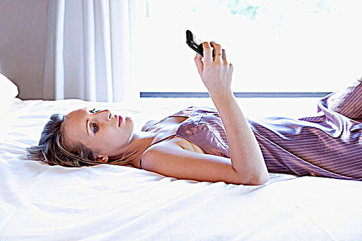 女人,躺着,床,发短信,手机