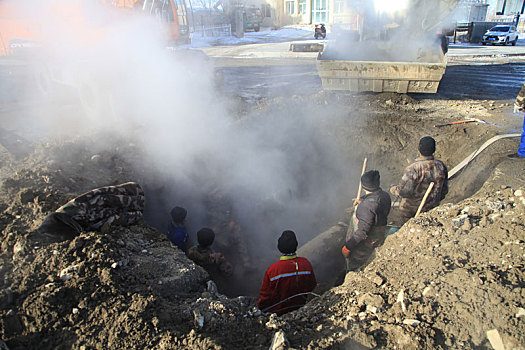 新疆巴里坤,寒冬中的管线抢修