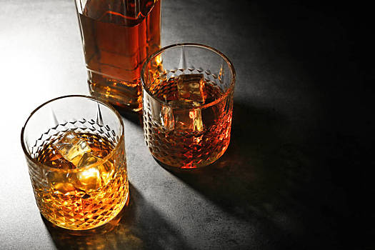 玻璃杯,奢华,威士忌杯,威士忌酒,灰色,质地,桌子,特写