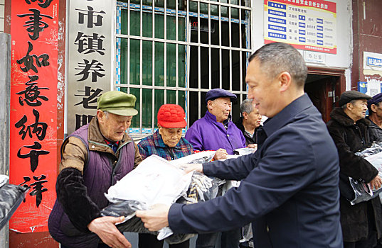 重庆酉阳,代表养老院里送冬衣