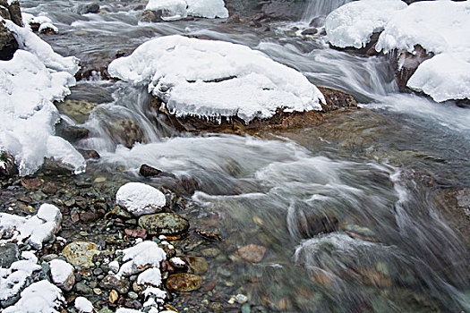 冰天雪地结冰的小溪瀑布