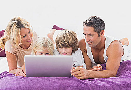 家庭,一起,笔记本电脑,床