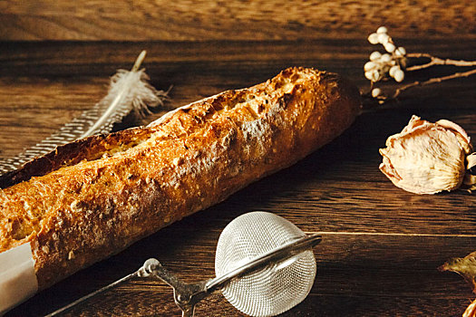 新鲜出炉的法国面包法棍摆放在木板上