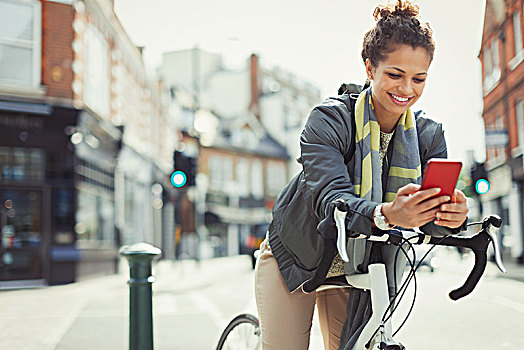微笑,美女,通勤,自行车,发短信,手机,晴朗,城市街道