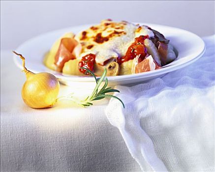 意大利汤团,脆皮焦层,奶酪,蘑菇,火腿