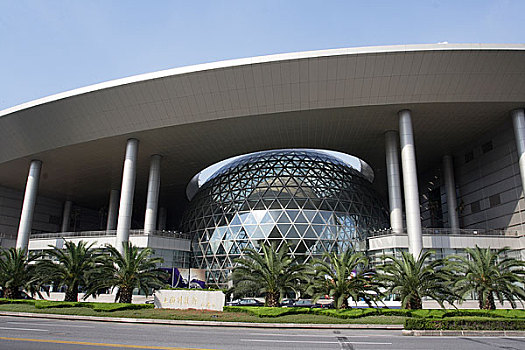 上海浦东陆家嘴经济开发区的建筑上海科技馆