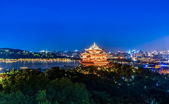 杭州城隍阁夜景和中式建筑长廊