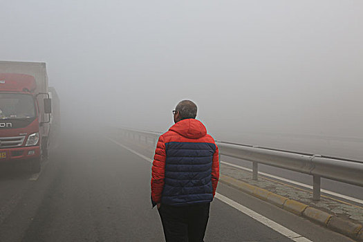 春运首日苏北遭遇大雾高速封闭人员车辆滞留