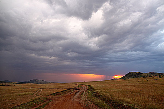 肯尼亚非洲大草原落日-厚厚的云层