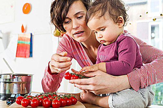 母亲,婴儿,女儿,厨房,分类,西红柿,厨房操作台