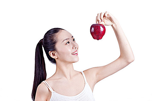 休闲女士拎着一颗红苹果