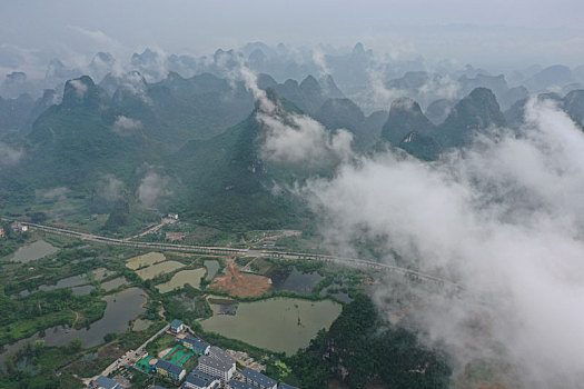 雨后的的喀斯特地貌风光更妖娆