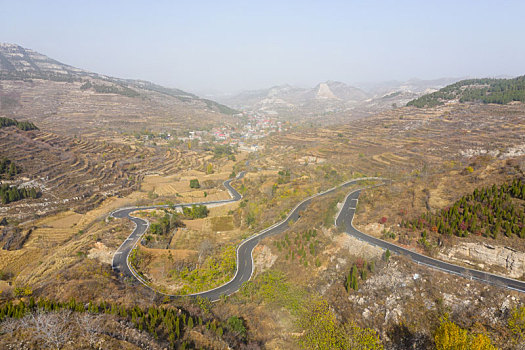 航拍济南金钢纂村的盘山公路