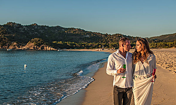 年轻,情侣,漫步,香槟,海滩,萨丁尼亚,意大利