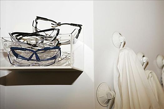 防护眼镜,白大褂,实验室