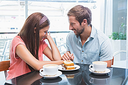 年轻,幸福伴侣,对视,吃,蛋糕,室内,咖啡
