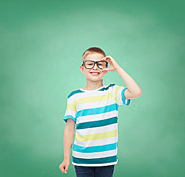 视野,教育,孩子,学校,概念,微笑,小男孩,眼镜,上方,绿色,棋盘,背景